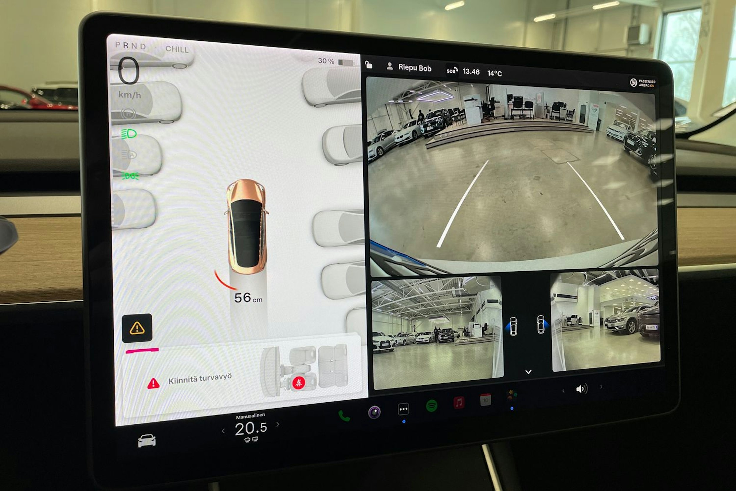 valkoinen Tesla Model 3 2020 kuva 18.