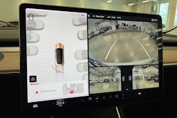 valkoinen Tesla Model 3 2020 kuva 18.