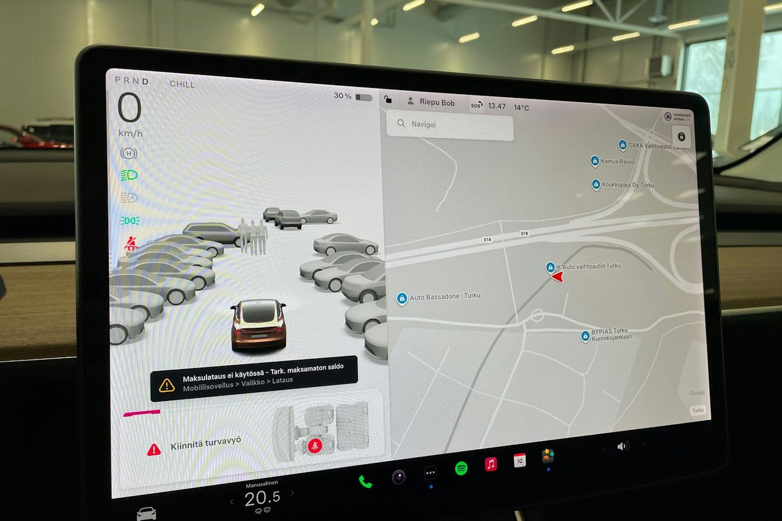 valkoinen Tesla Model 3 2020 kuva 19.