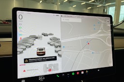 valkoinen Tesla Model 3 2020 kuva 19.