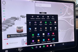 valkoinen Tesla Model 3 2020 kuva 20.