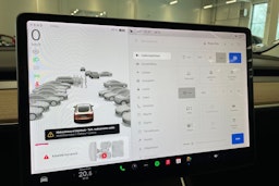 valkoinen Tesla Model 3 2020 kuva 21.