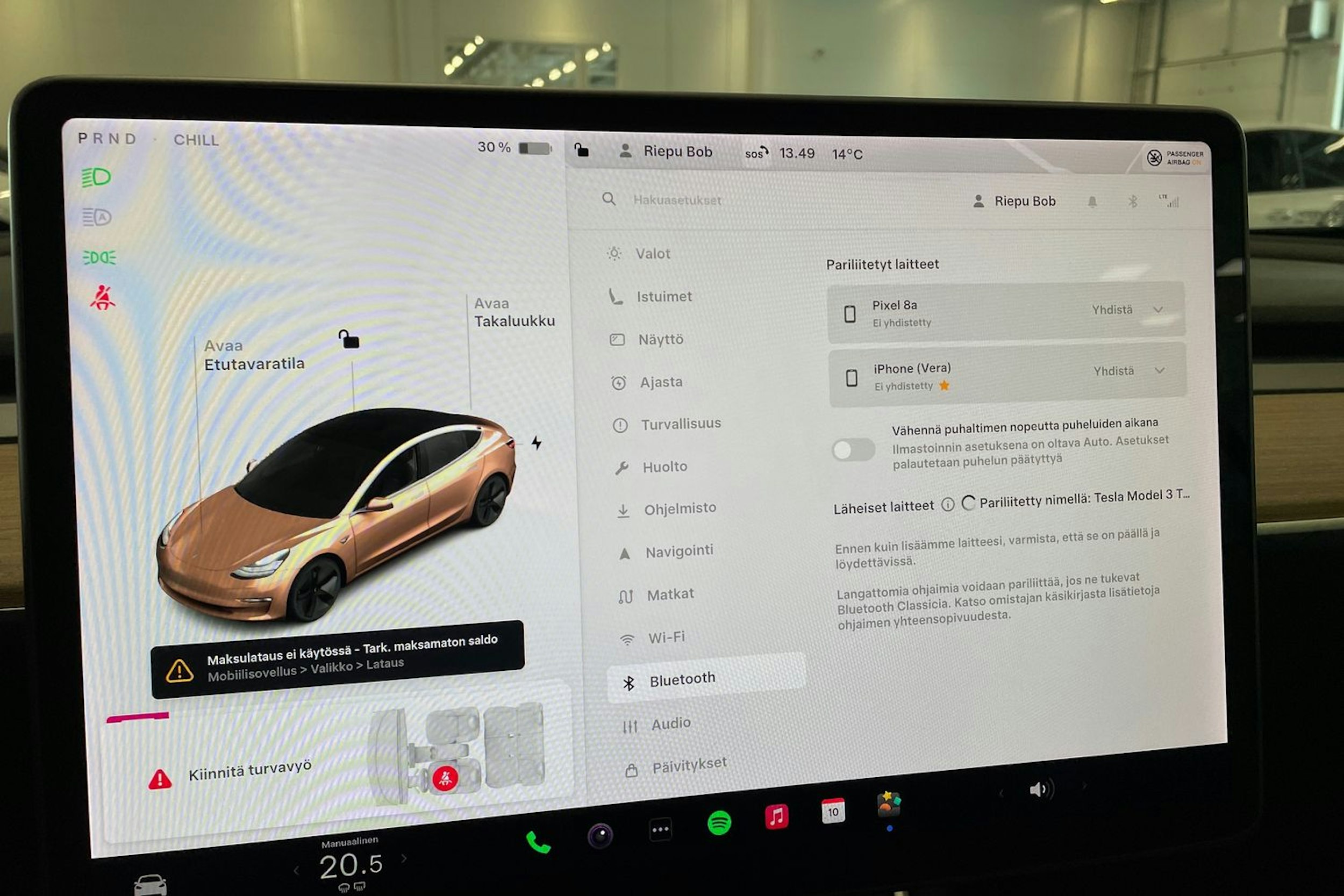 valkoinen Tesla Model 3 2020 kuva 23.