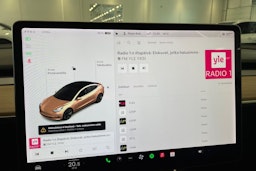 valkoinen Tesla Model 3 2020 kuva 25.