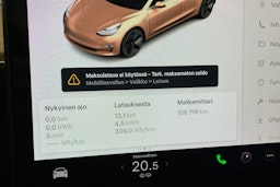 valkoinen Tesla Model 3 2020 kuva 26.