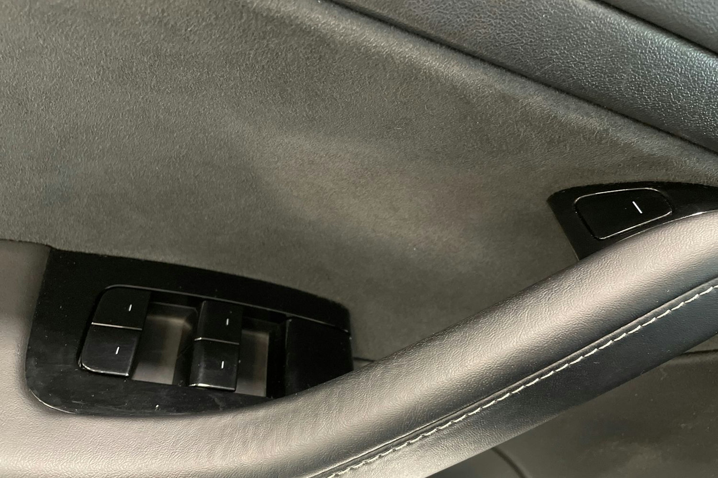 valkoinen Tesla Model 3 2020 kuva 27.