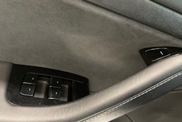 valkoinen Tesla Model 3 2020 kuva 27.