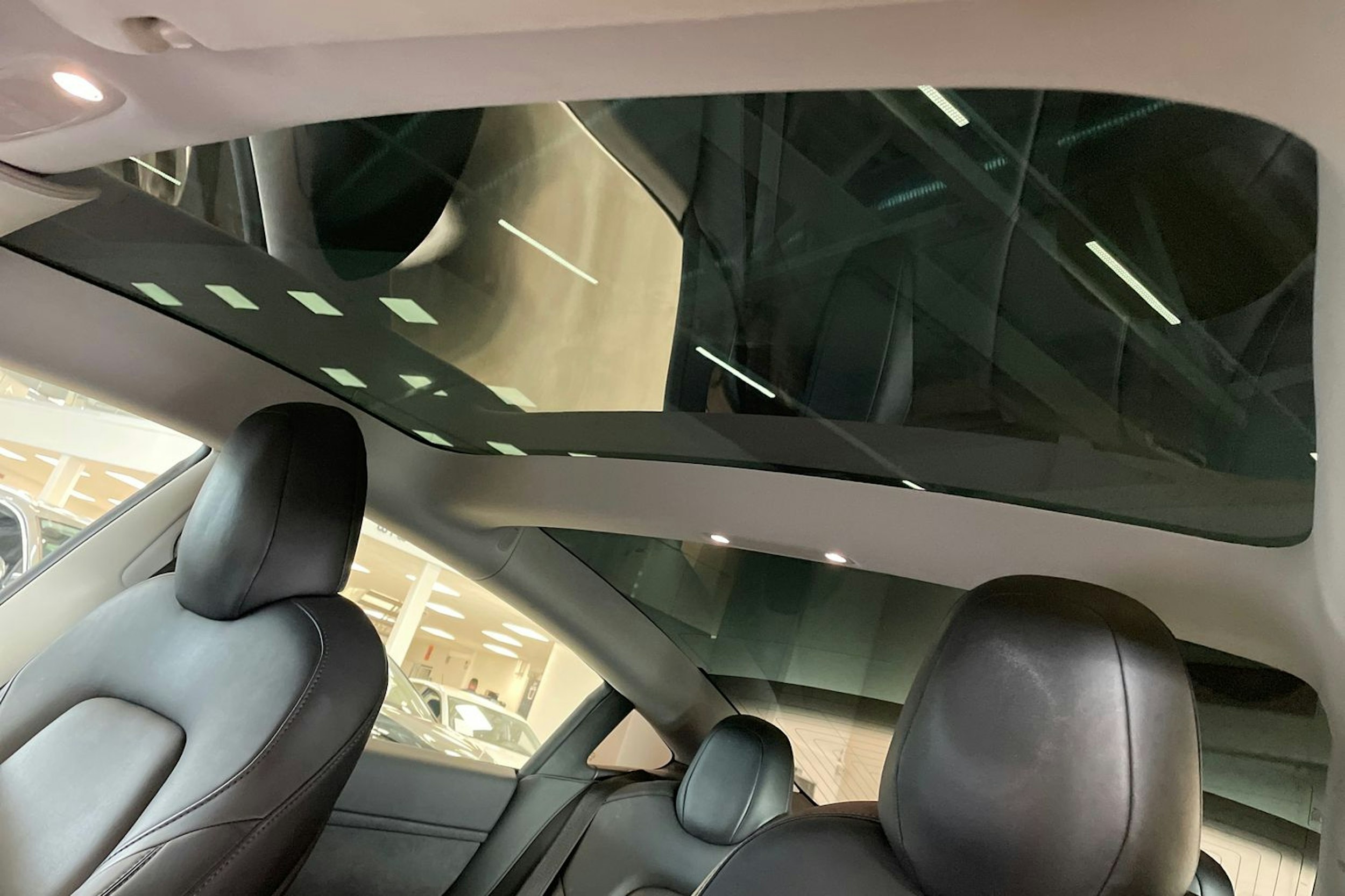 valkoinen Tesla Model 3 2020 kuva 28.