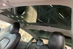 valkoinen Tesla Model 3 2020 kuva 28.