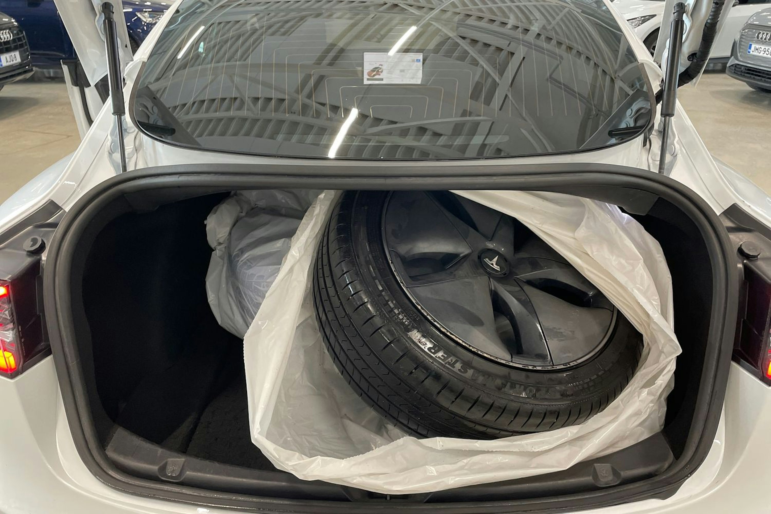 valkoinen Tesla Model 3 2020 kuva 29.