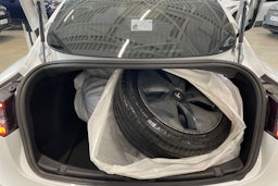 valkoinen Tesla Model 3 2020 kuva 29.