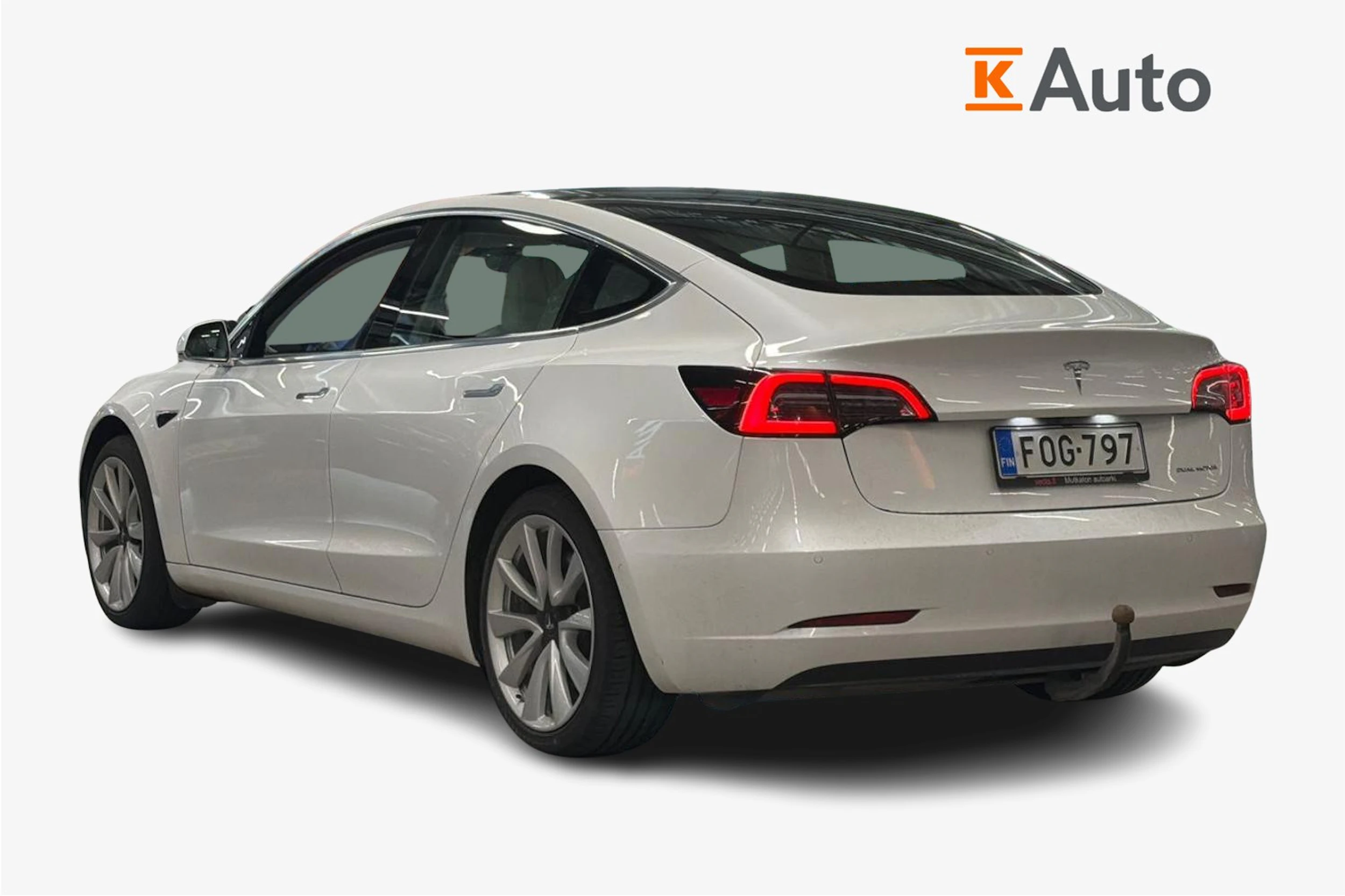 valkoinen Tesla Model 3 2020 kuva 2.