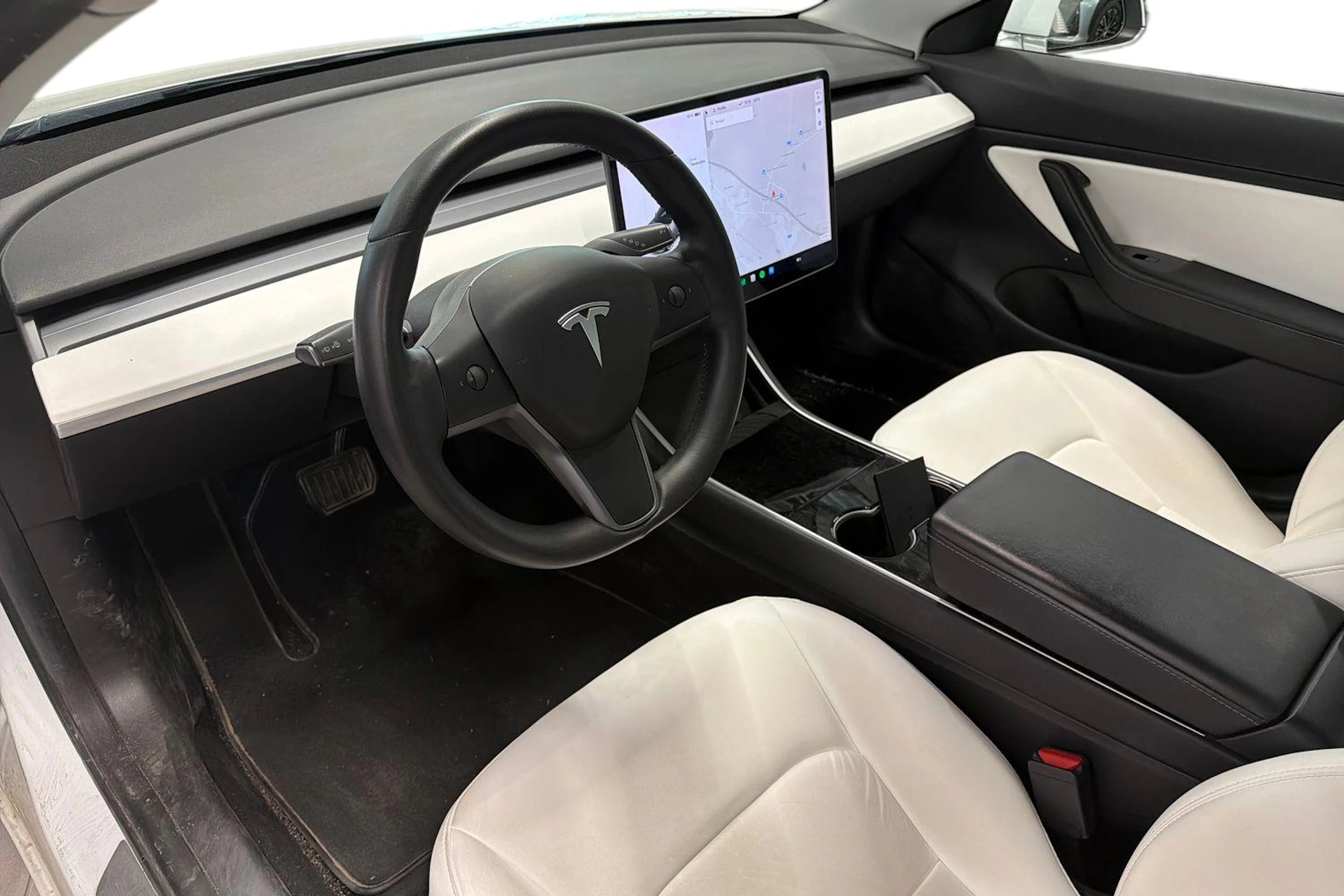 valkoinen Tesla Model 3 2020 kuva 3.