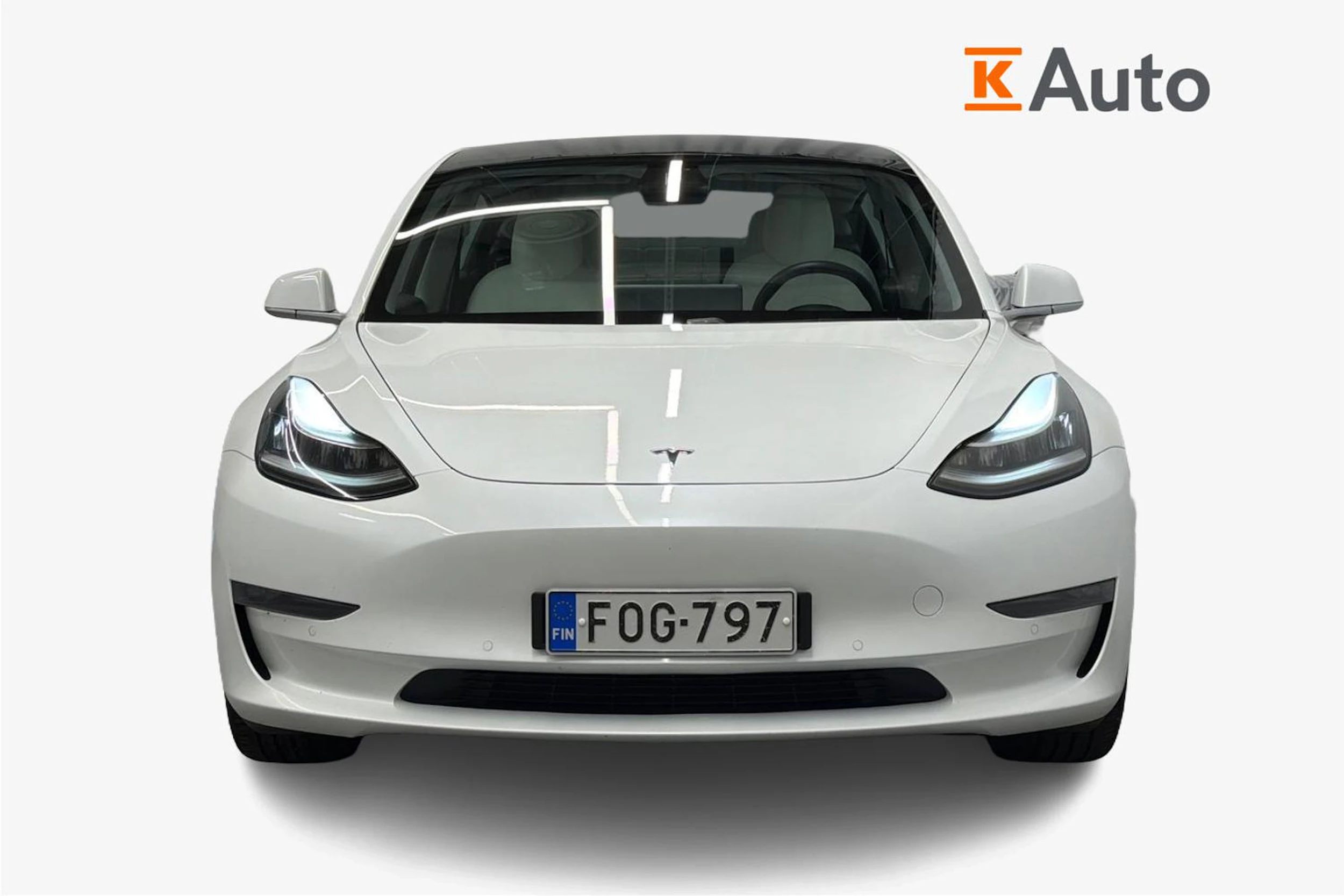 valkoinen Tesla Model 3 2020 kuva 4.