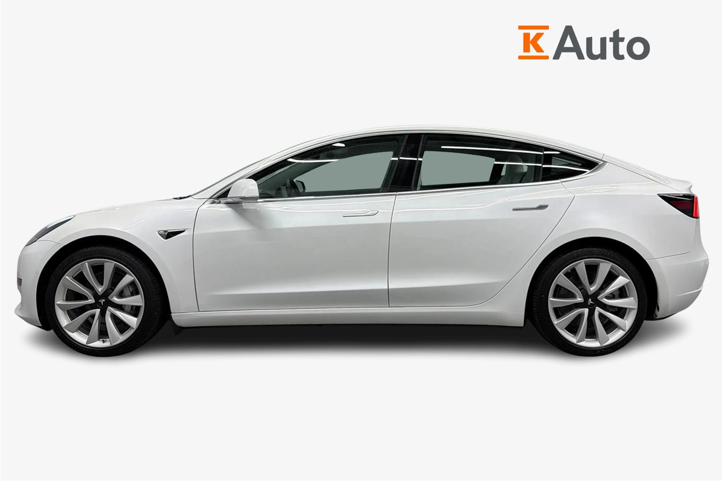 valkoinen Tesla Model 3 2020 kuva 5.