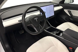 valkoinen Tesla Model 3 2020 kuva 6.