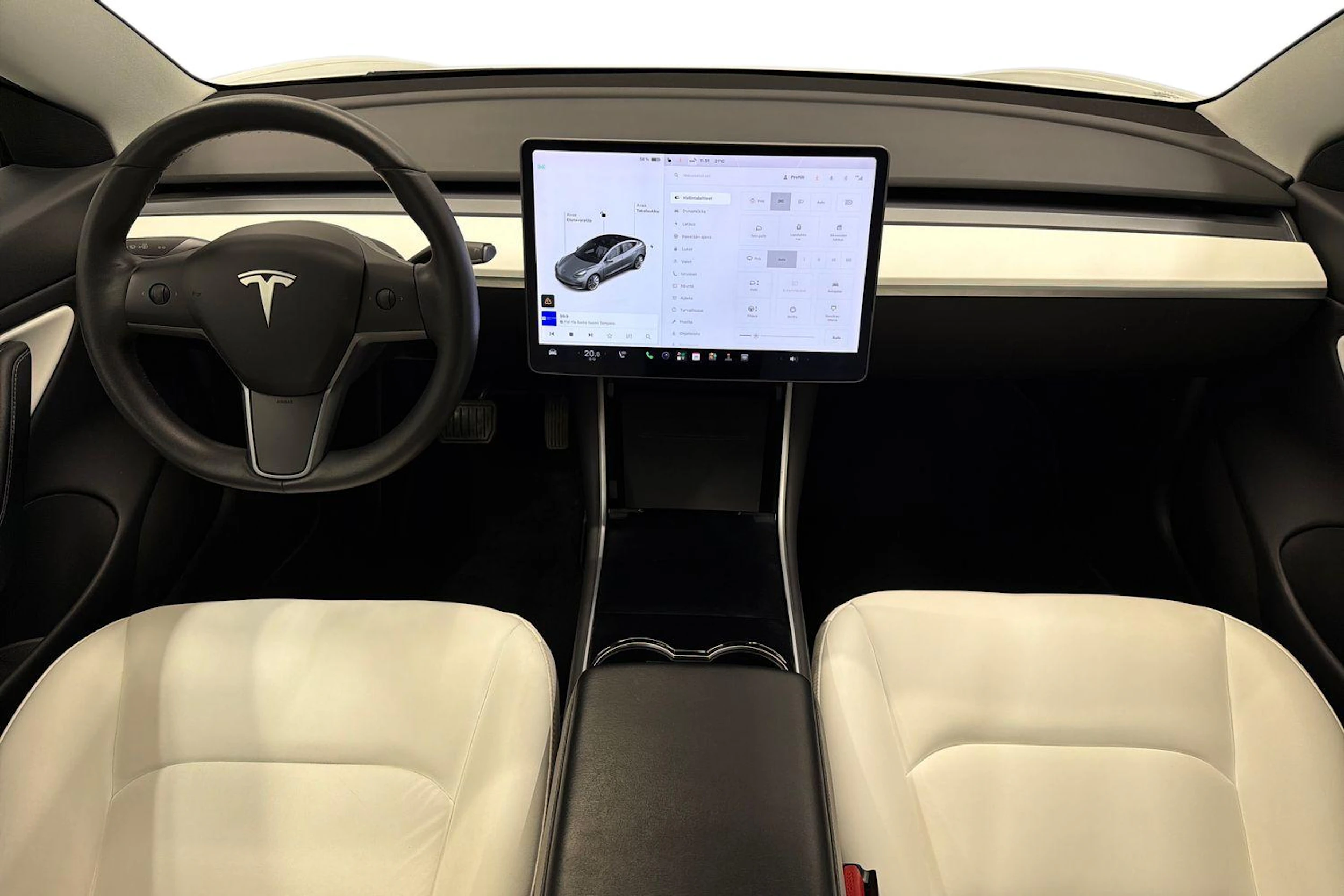 valkoinen Tesla Model 3 2020 kuva 7.