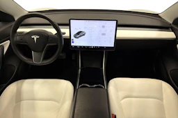 valkoinen Tesla Model 3 2020 kuva 7.