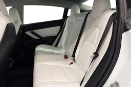 valkoinen Tesla Model 3 2020 kuva 8.