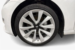 valkoinen Tesla Model 3 2020 kuva 9.