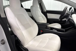 valkoinen Tesla Model 3 2020 kuva 11.