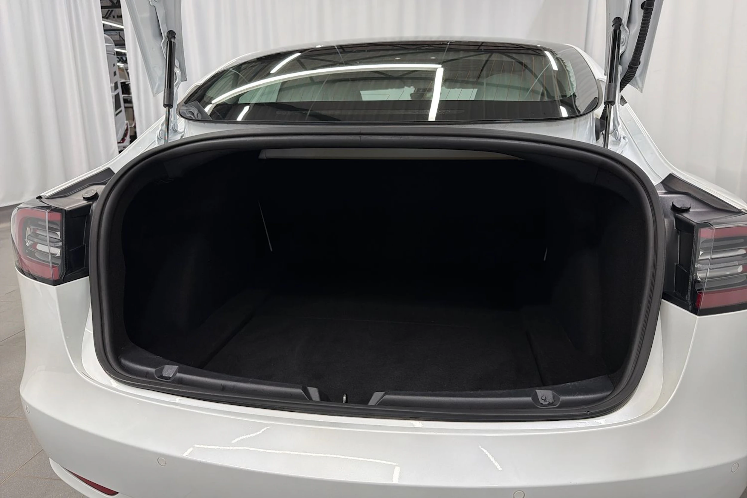 valkoinen Tesla Model 3 2020 kuva 12.
