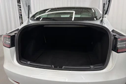 valkoinen Tesla Model 3 2020 kuva 12.