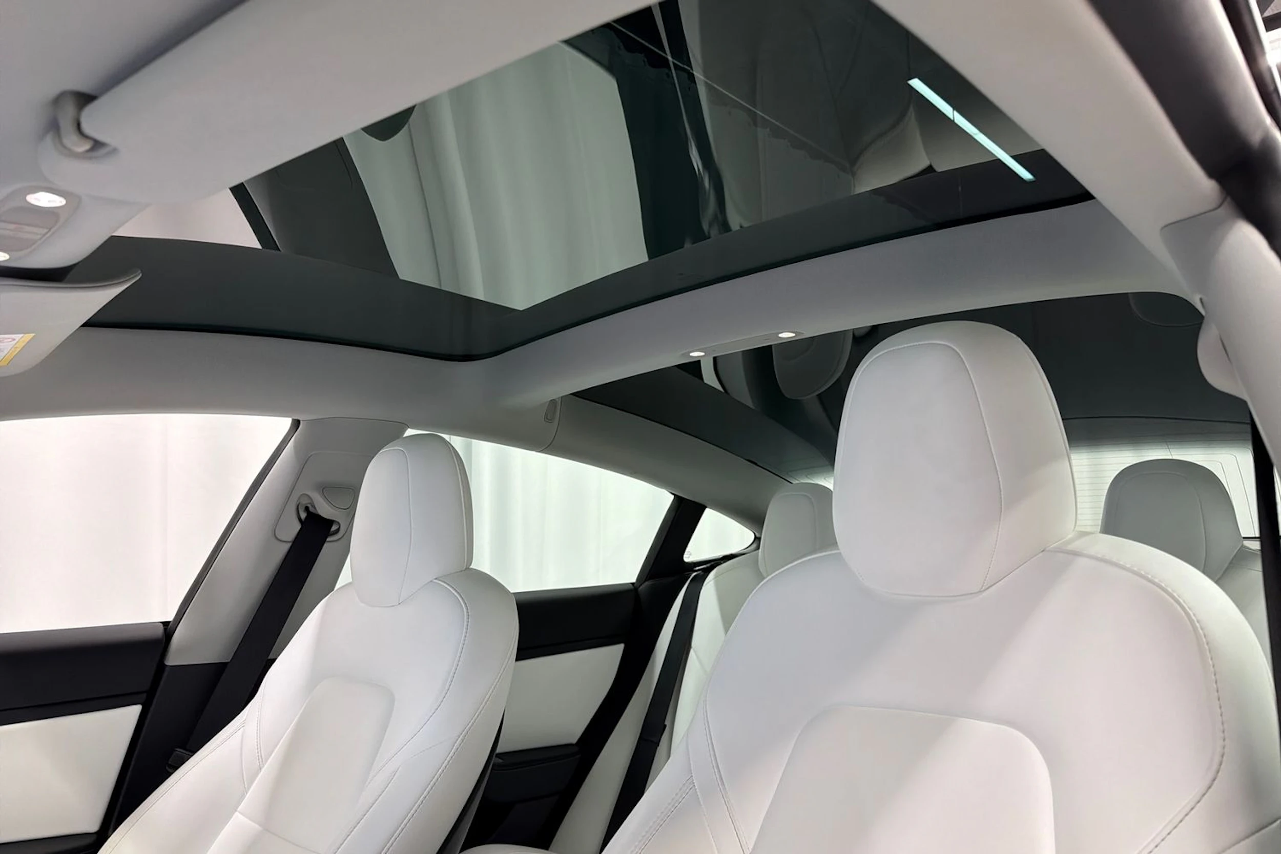 valkoinen Tesla Model 3 2020 kuva 15.