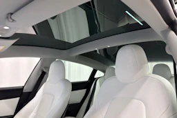 valkoinen Tesla Model 3 2020 kuva 15.