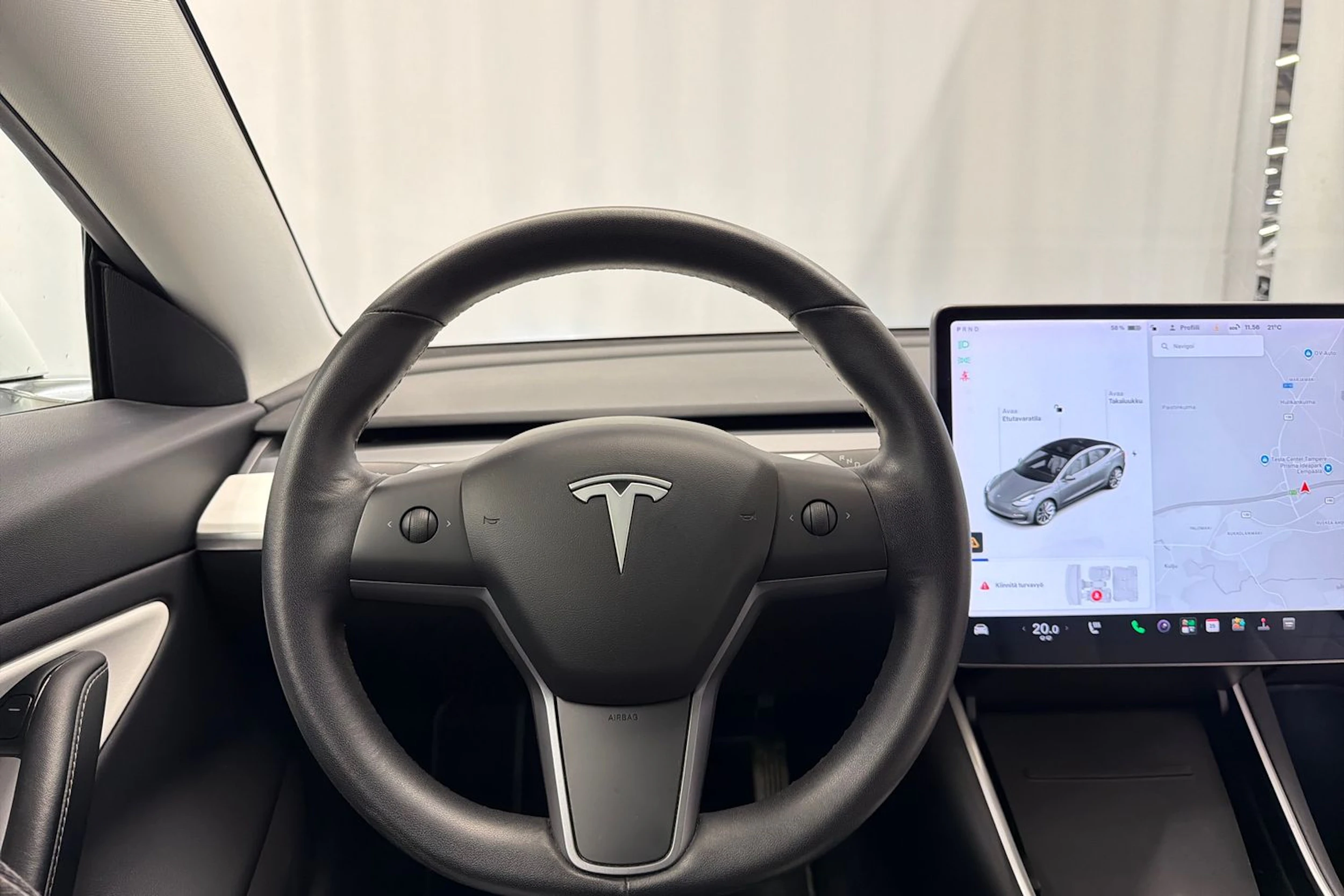 valkoinen Tesla Model 3 2020 kuva 16.