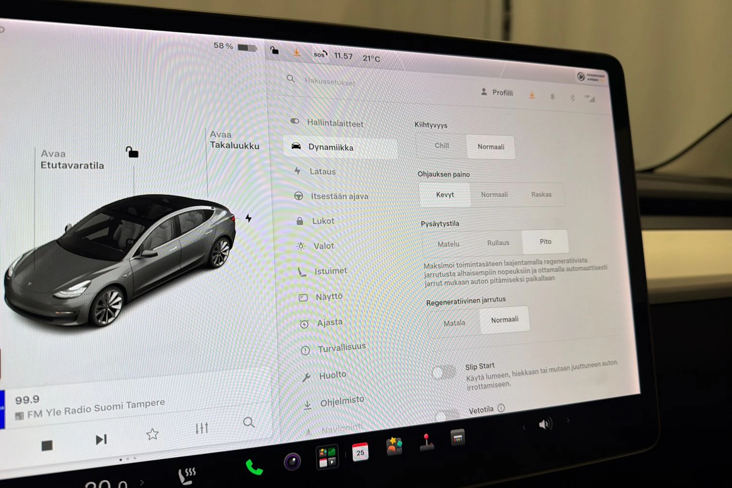 valkoinen Tesla Model 3 2020 kuva 17.