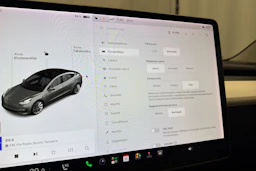 valkoinen Tesla Model 3 2020 kuva 17.