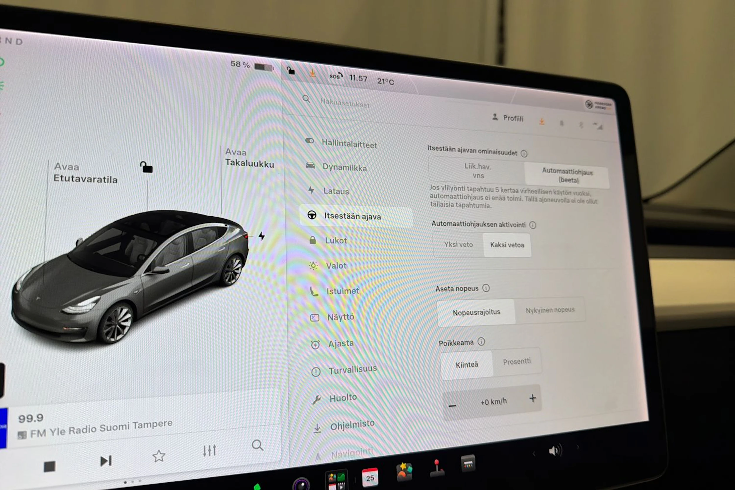 valkoinen Tesla Model 3 2020 kuva 18.