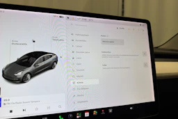valkoinen Tesla Model 3 2020 kuva 19.