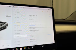 valkoinen Tesla Model 3 2020 kuva 20.