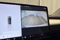valkoinen Tesla Model 3 2020 kuva 22.