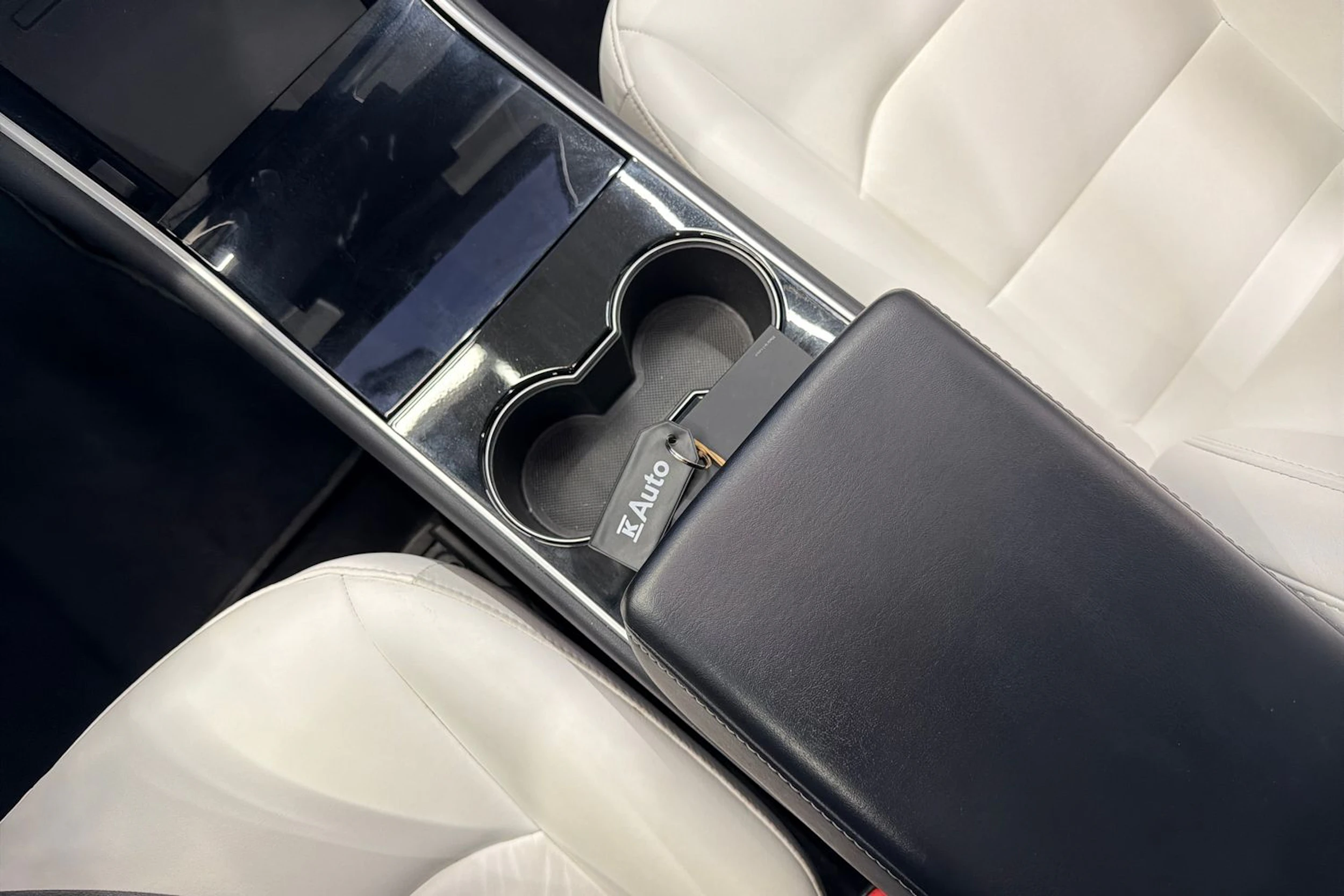 valkoinen Tesla Model 3 2020 kuva 23.