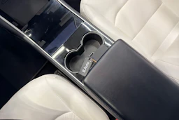 valkoinen Tesla Model 3 2020 kuva 23.