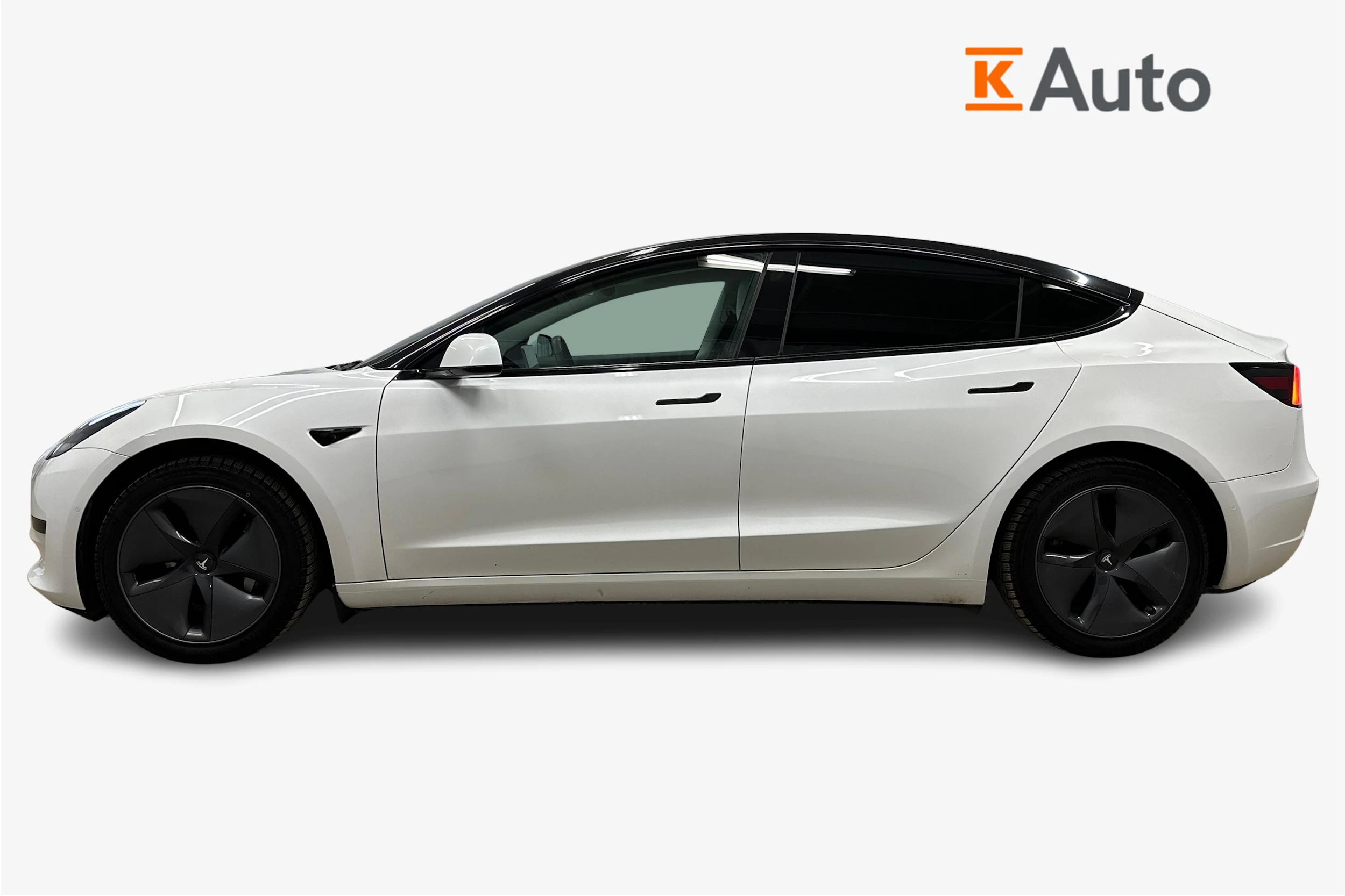 valkoinen Tesla Model 3 2020 kuva 5.