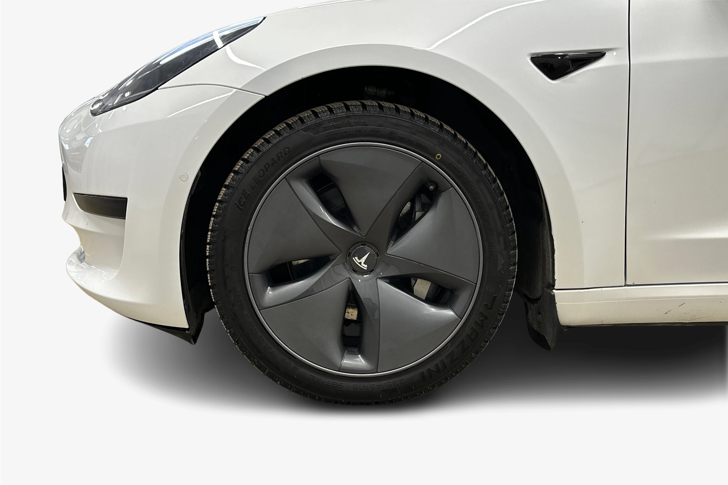 valkoinen Tesla Model 3 2020 kuva 9.