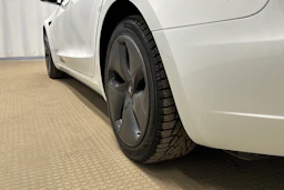 valkoinen Tesla Model 3 2020 kuva 10.