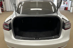 valkoinen Tesla Model 3 2020 kuva 11.