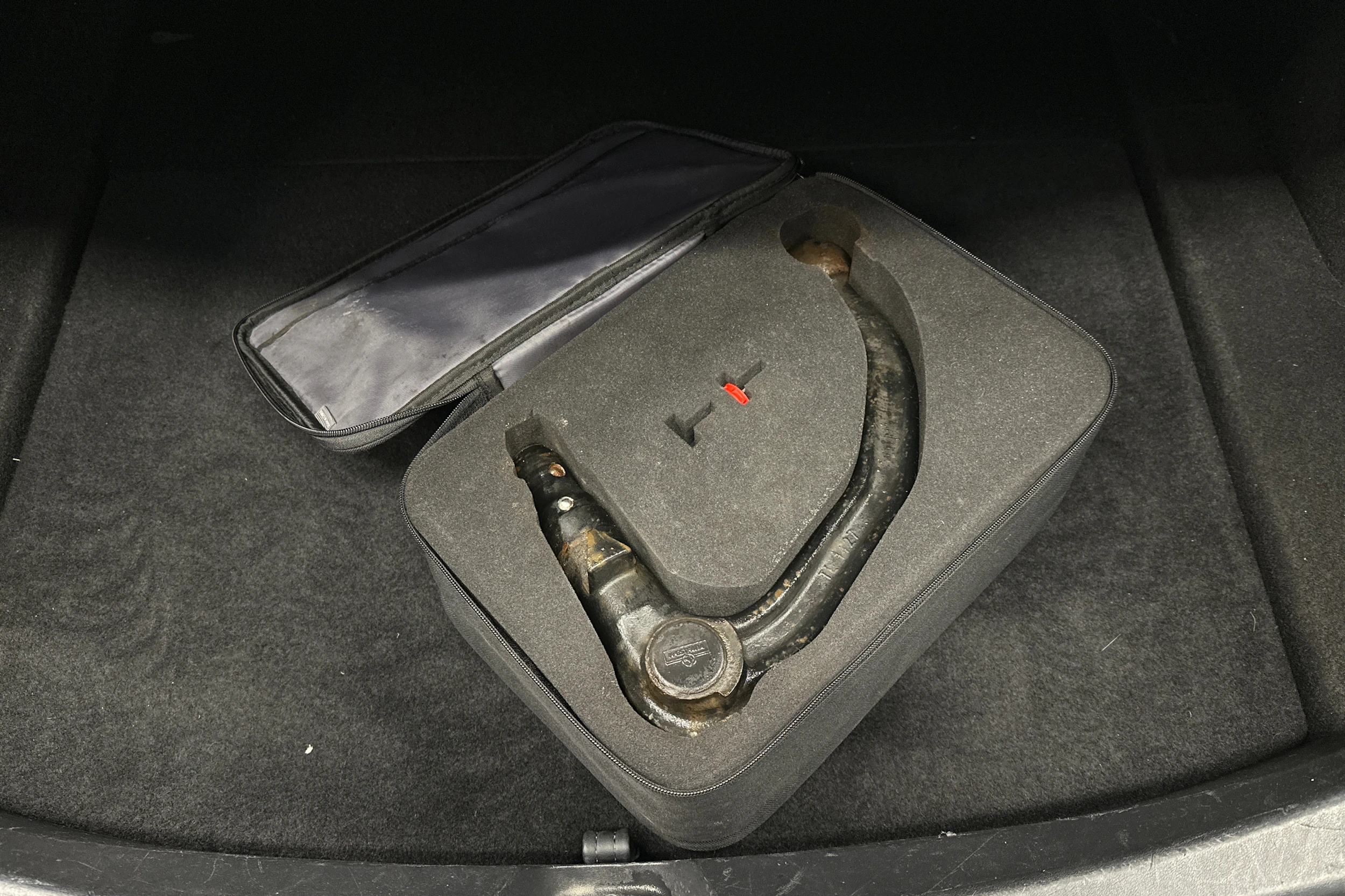 valkoinen Tesla Model 3 2020 kuva 12.