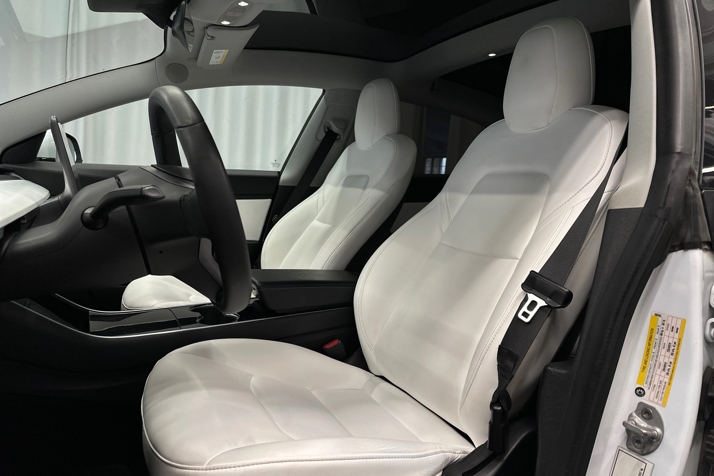 valkoinen Tesla Model 3 2020 kuva 13.