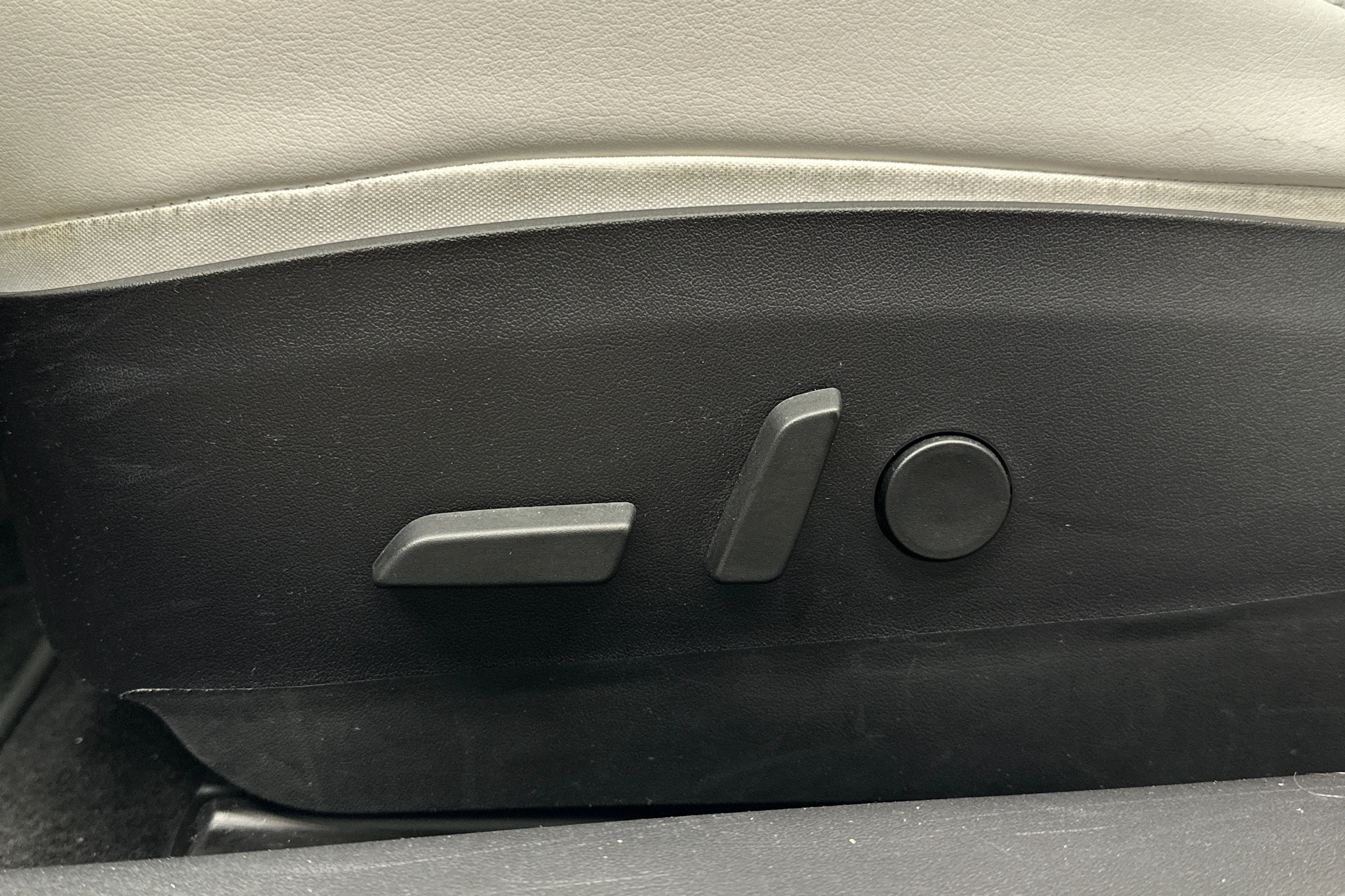 valkoinen Tesla Model 3 2020 kuva 14.