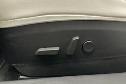 valkoinen Tesla Model 3 2020 kuva 14.