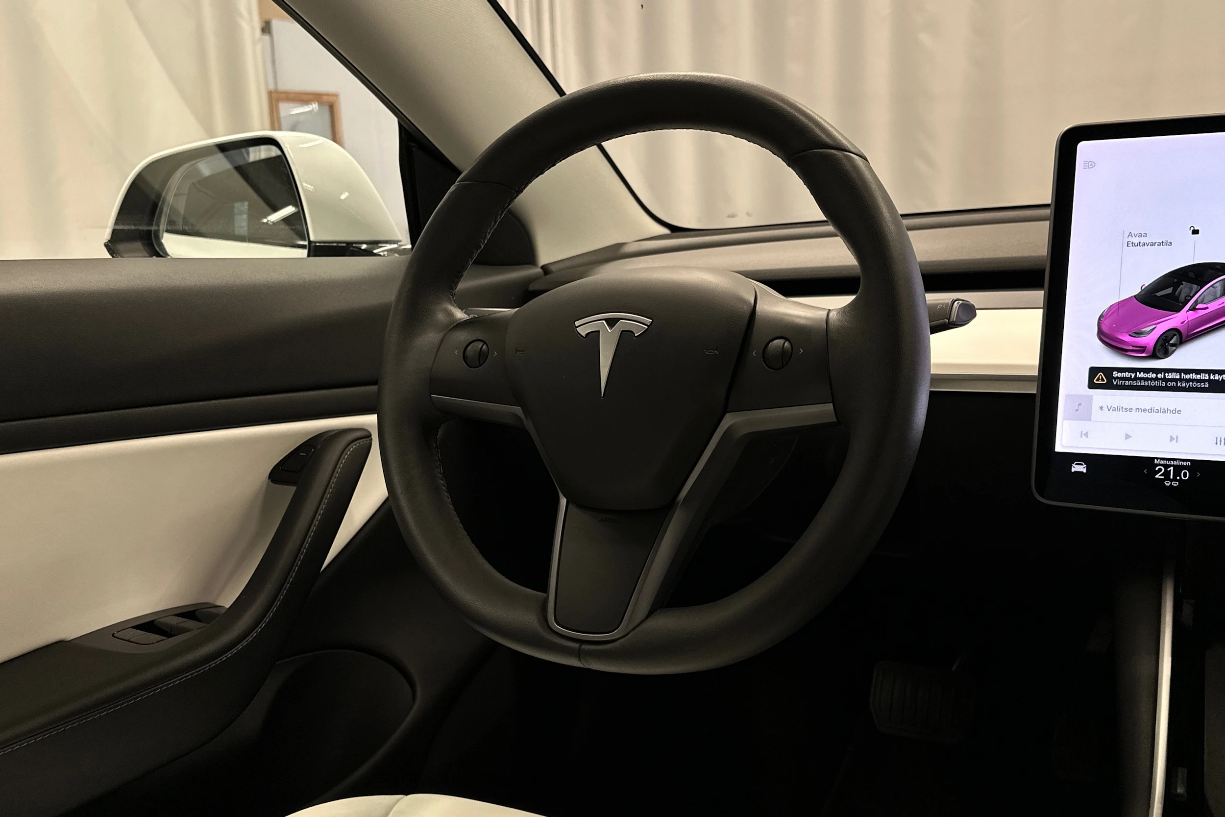valkoinen Tesla Model 3 2020 kuva 15.