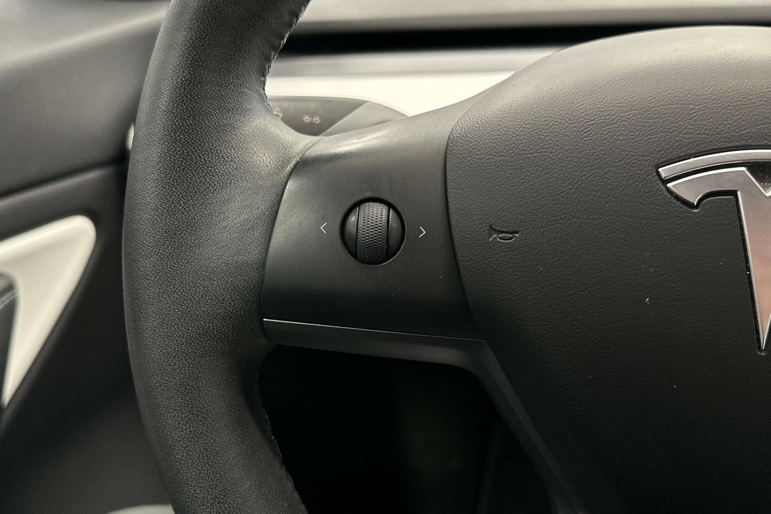 valkoinen Tesla Model 3 2020 kuva 16.