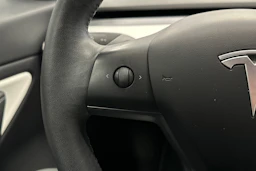 valkoinen Tesla Model 3 2020 kuva 16.