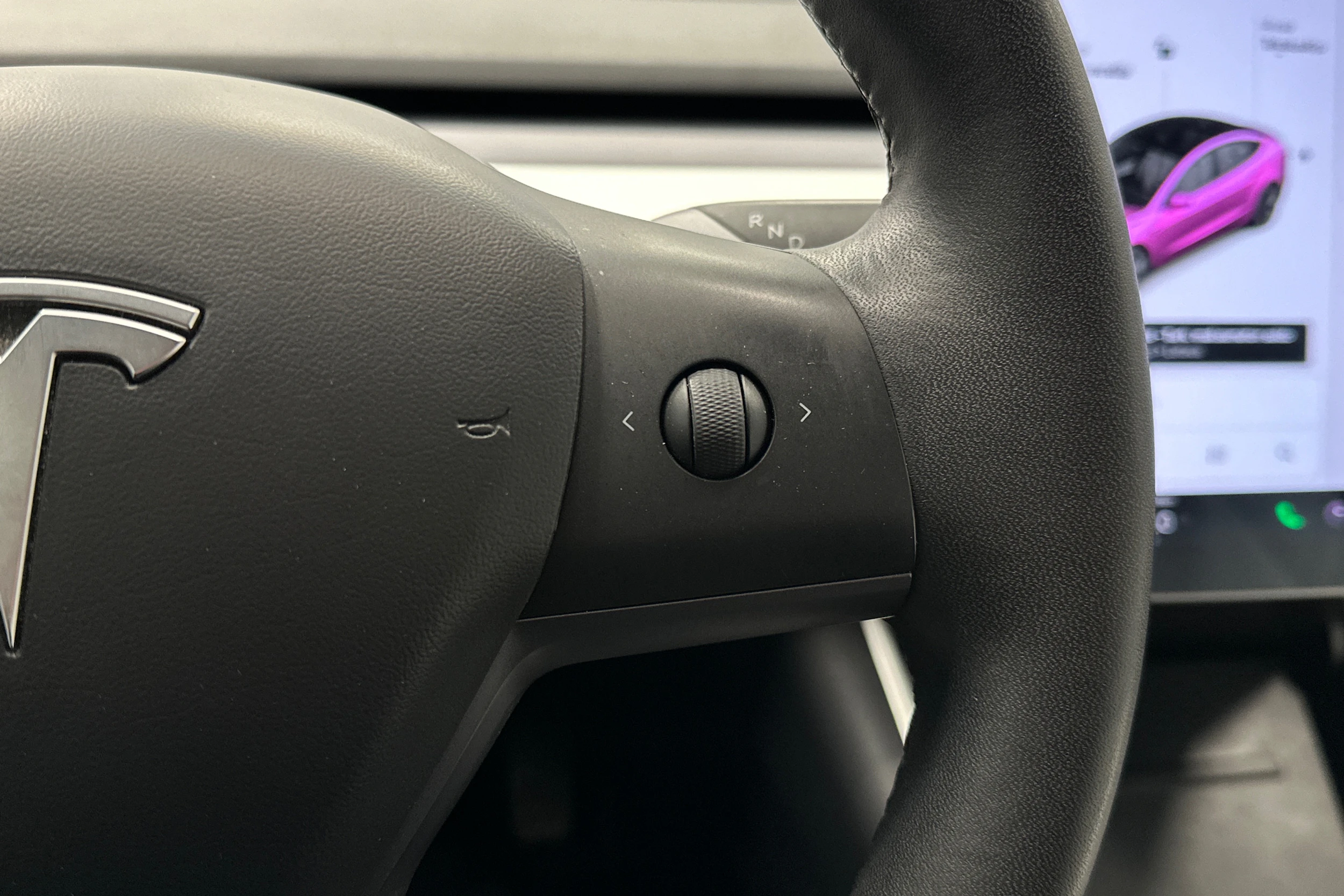 valkoinen Tesla Model 3 2020 kuva 17.